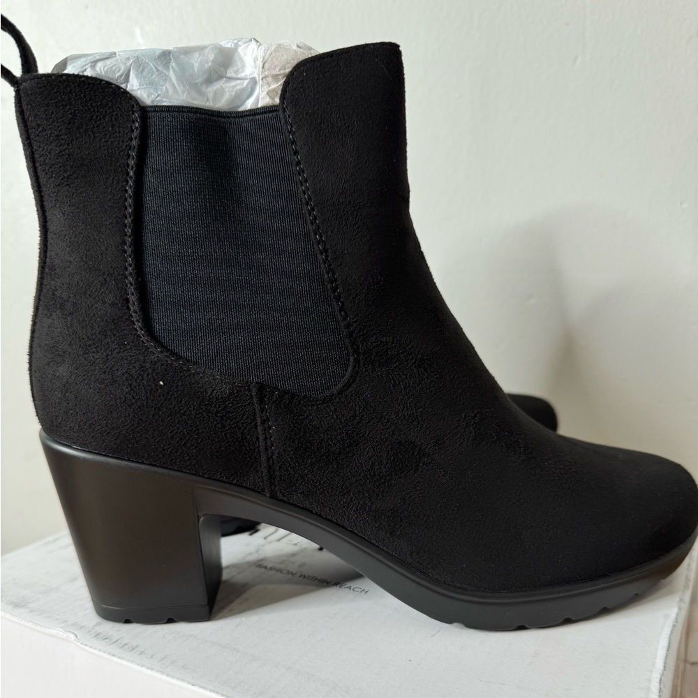 Women black suede boots 
Size 11